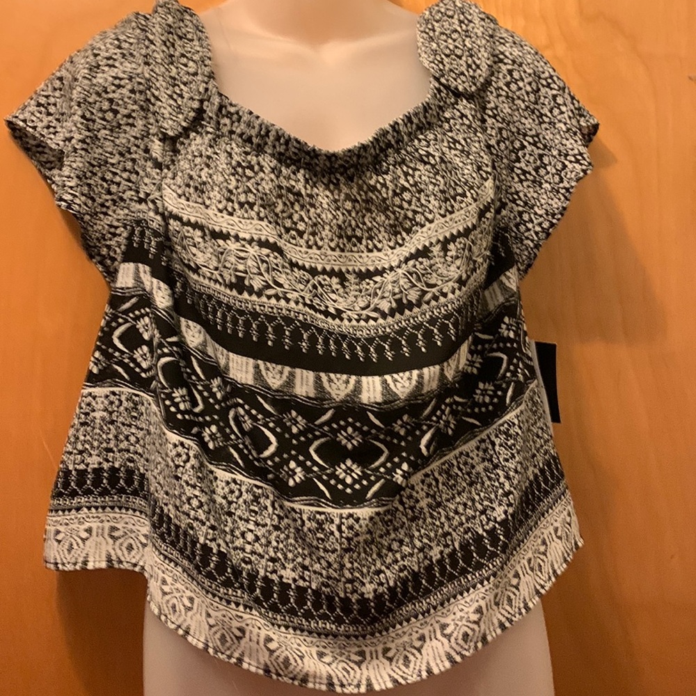 NWT x-lg beautiful designed top has ties at top of shoulders thin and cool